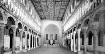 Внутреннее убранство и мозаика центрального нефа церкви Сант Аполлинаре Нуово. Равенна. Италия. VI в.