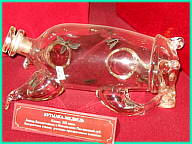 Экспонат егорьевского музея - бутылка-медведь.