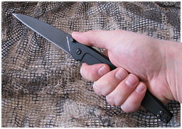 Нож Extrema Ratio Dark Talon в руке