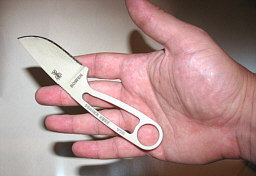 Нож Izula от ESEE Knives в руке
