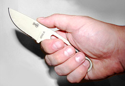 Нож Izula от ESEE Knives в руке