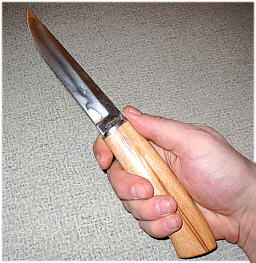 Финский нож в руке