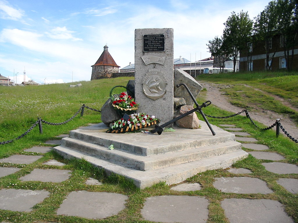 Соловецкие юнги памятник. Соловки памятник юнгам. Памятник Соловецким юнгам (Соловецкий). Памятник Соловецким юнгам на Соловках. Памятник юнгам Северного флота Соловки.